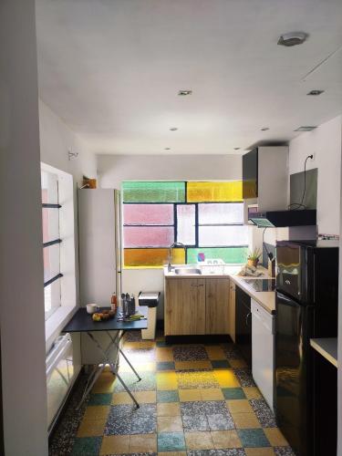 - une cuisine avec une table et un évier dans l'établissement Maison de charme avec jacuzzi, à Saint-Étienne