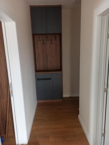 una habitación con un armario con una alacena en Apartman I&N, en Zlatibor