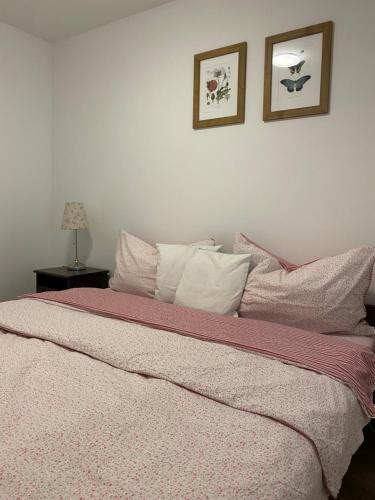 ein Schlafzimmer mit einem Bett mit zwei Bildern an der Wand in der Unterkunft Statek u Křížů in Staré Sedliště