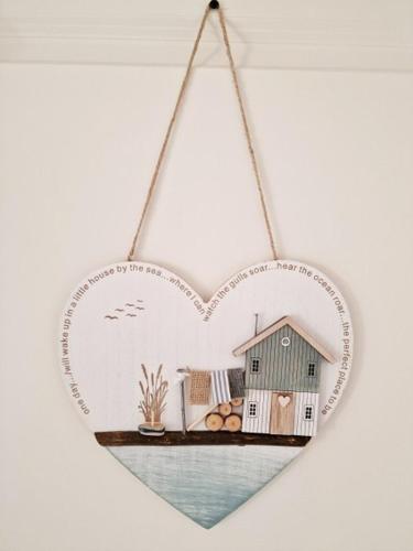a heart shaped plate with a picture of a barn at Fewo NATURgeTREU in Medebach