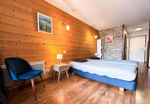 A bed or beds in a room at 4- Joli studio Brides-les-Bains avec vue montagne