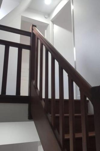 eine Treppe in einem Haus mit einem Holzgeländer in der Unterkunft Cosy appartement in Miniac-Morvan