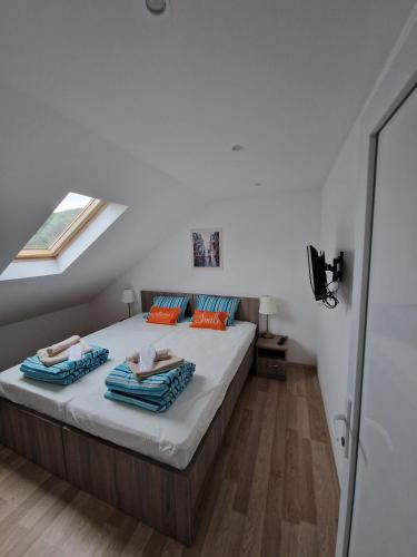 ein Schlafzimmer mit einem Bett mit Handtüchern darauf in der Unterkunft Apartman Viking in Donji Milanovac