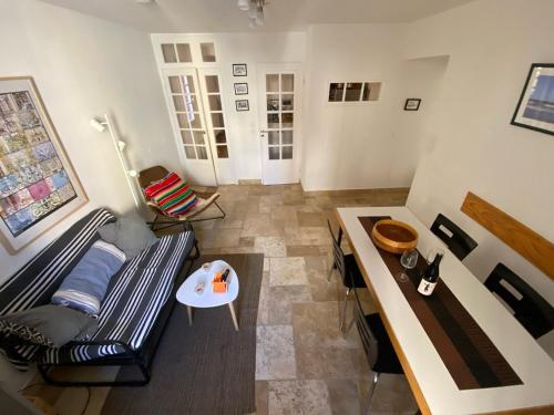 - un salon avec un canapé et une table dans l'établissement Aux 4 FONTAINES, à Narbonne