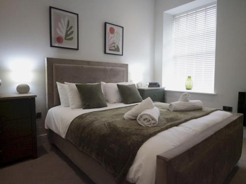 Ένα ή περισσότερα κρεβάτια σε δωμάτιο στο Apartment 6 Old Conservative Club in Historic Town - Pass the Keys