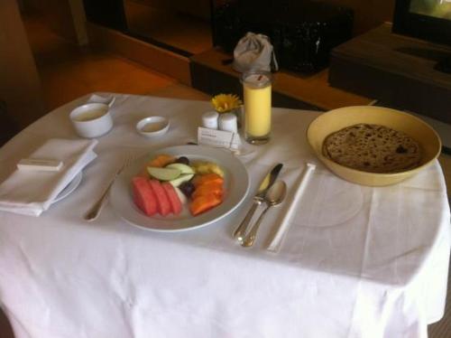 una mesa con un plato de comida y un bol de fruta en OM Kutir Badrinath Dham, en Badrīnāth