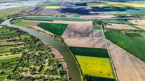 una vista aérea de un río y campos en Banat Terra Biserno Ostrvo en Novi Bečej