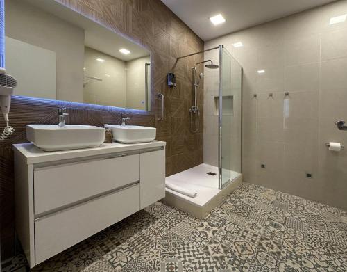 a bathroom with two sinks and a shower at Apartament Colon Bcn 130 mts 3 Dormitorios Port Vell in Barcelona