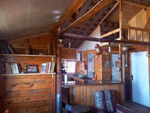 una cucina in una cabina con pareti in legno di La ferme familiale Atmani a El Kseur