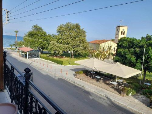 - Balcón con vistas a la calle y al edificio en Petalidi Square en Petalídhion