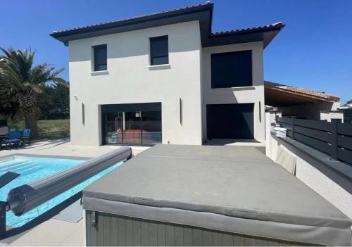 ein Haus mit einem Pool vor einem Haus in der Unterkunft Villa architecte luxe Drome provençale in Montélimar