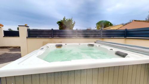uma banheira de hidromassagem no telhado de uma casa em Villa architecte luxe Drome provençale em Montélimar