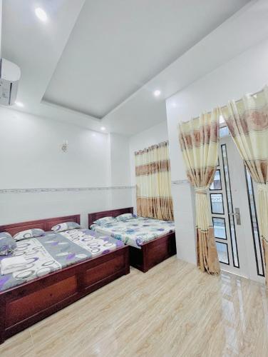 Een bed of bedden in een kamer bij NHÀ NGHỈ NHẬT ANH