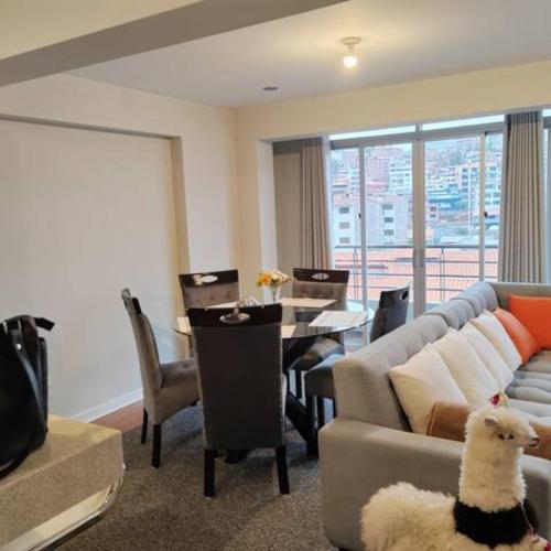 salon z kanapą i stołem w obiekcie Elite Apartment 2 w Cuzco