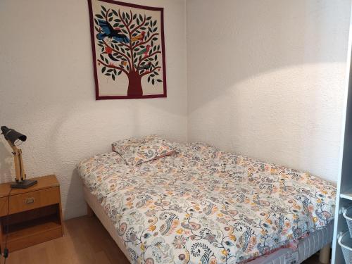 - une chambre dotée d'un lit avec une photo d'arbre sur le mur dans l'établissement T2 pour 2 à 4 personnes - ligne 14 kremlin Bicêtre, au Kremlin-Bicêtre