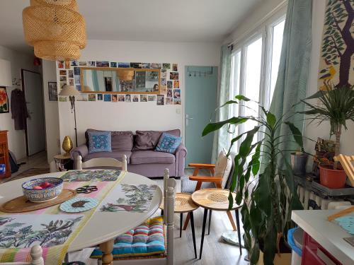 un salon avec une table et un canapé dans l'établissement T2 pour 2 à 4 personnes - ligne 14 kremlin Bicêtre, au Kremlin-Bicêtre