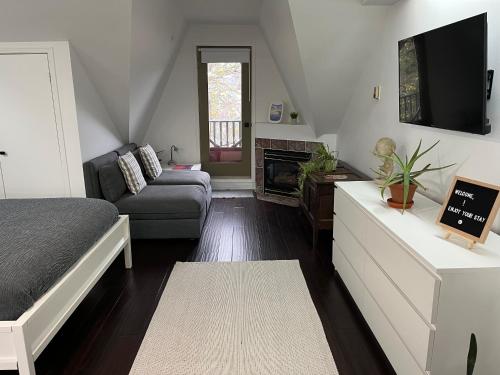 sala de estar con cama y sofá en Bright, Private, Peaceful Suite with Retail Conveniences Steps Away en Toronto