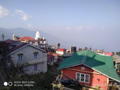 een groep huizen en gebouwen in een stad bij Sagarmatha Homestay in Darjeeling