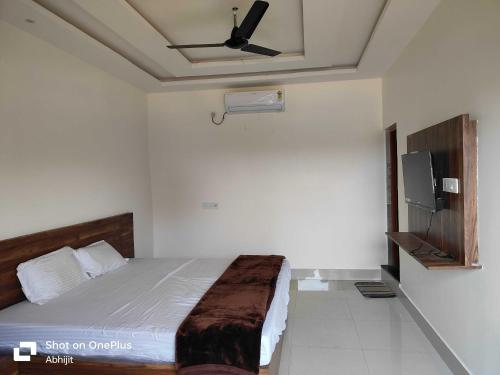 um quarto com uma cama e uma ventoinha de tecto em OYO Hotel Park Inn 