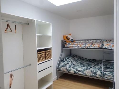 سرير بطابقين أو أسرّة بطابقين في غرفة في Maison de vacances (7-9 personnes)