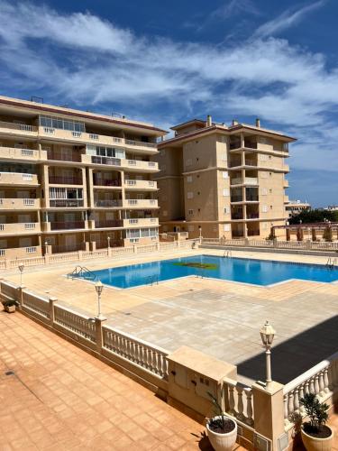 una gran piscina frente a un edificio en Luksusowy Apartament La Mata Vinamar VII, en La Mata
