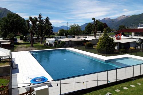 duży basen na szczycie ośrodka w obiekcie Camping Alex w mieście Cadenazzo