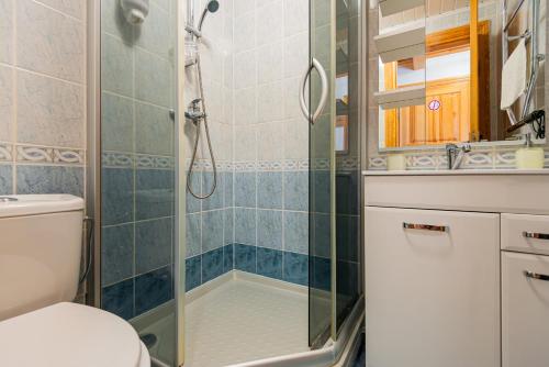 y baño con ducha y aseo. en Vila Banga, en Nida