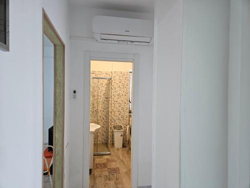 een hal met een deur naar een kamer bij Casa delle Calle in Torre Annunziata