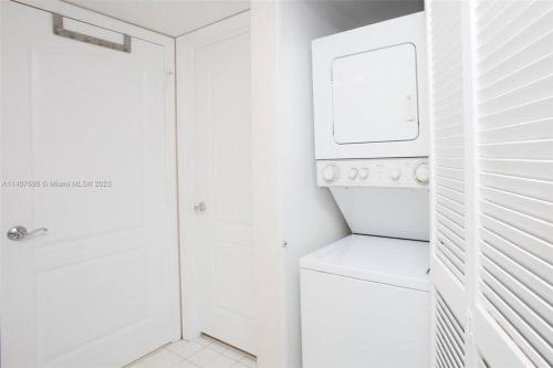 Entire Condo in Brickell steps from Brickell City Centre photo 10