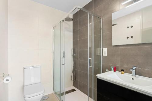 a bathroom with a shower and a toilet and a sink at Luxe Appartement Lo Pagan - San Pedro del Pinatar 850m from Beach Aldea Del Sol in San Pedro del Pinatar