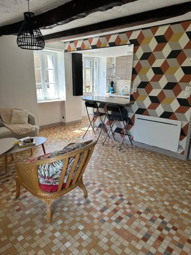 un salon avec une chaise et une table dans l'établissement Petite maison, à Plesder