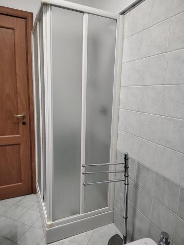 a shower with a glass door in a bathroom at Bilocale con ampio terrazzo in Bra