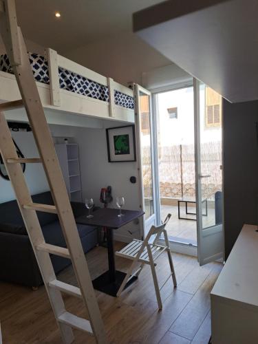 Cette chambre comprend un bureau et une mezzanine. dans l'établissement Studio coin nuit terrasse à 5 minutes de la plage N1, à Saint-Laurent-du-Var