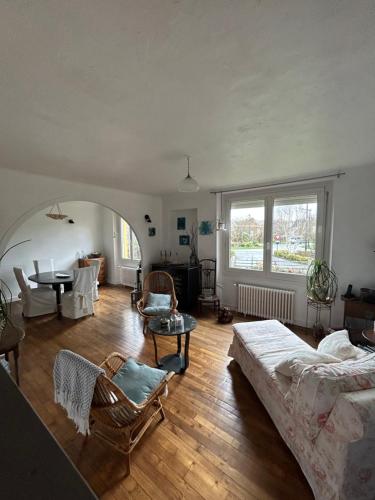uma sala de estar com uma cama e uma mesa em Dame Salamandre em Concarneau