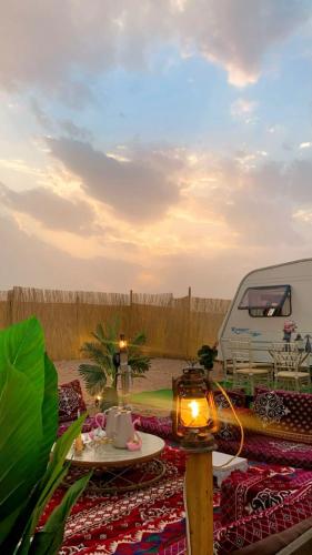 patio ze stołem i van w tle w obiekcie كرفان قمر الليل الملكي مع ضيافة vip w Rijadzie