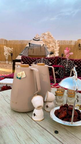 toster na stole z talerzem jedzenia w obiekcie كرفان قمر الليل الملكي مع ضيافة vip w Rijadzie