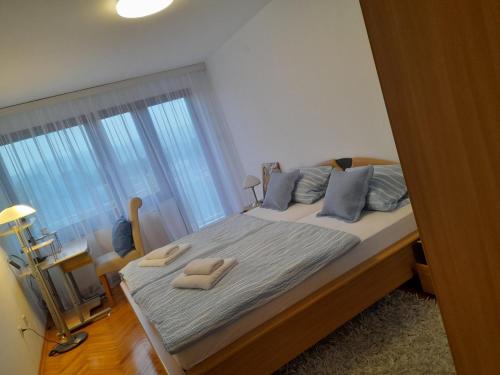 una camera da letto con un letto e due asciugamani di Villa Milosavljevic a Banja Koviljača
