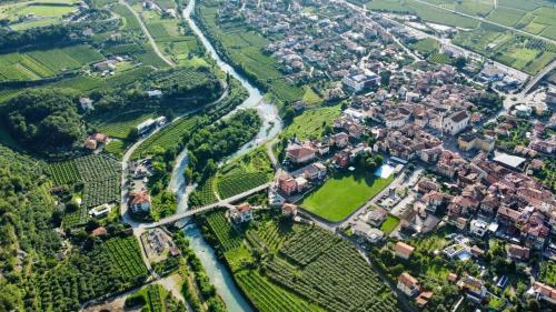 una vista aérea de una ciudad con un río en Hotel Miramonti, en Dro