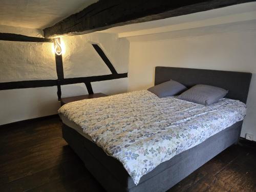 Llit o llits en una habitació de Gite Ardennes Au coin du feu jacuzzi sauna et nature