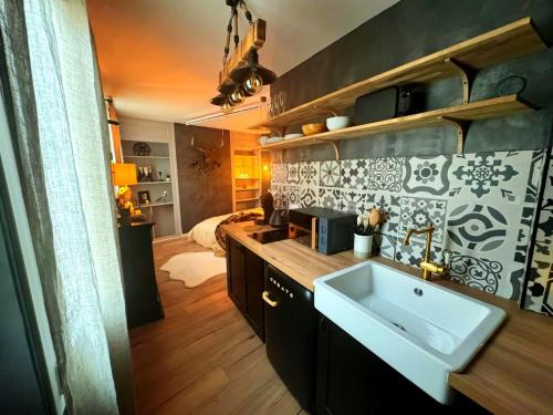 Giường trong phòng chung tại L'Evasion Scandinave, SPA XXL, Écran cinéma, Lit king size, day use, 10 min centre