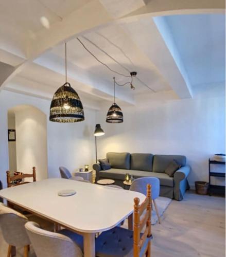 un salon avec une table et un canapé dans l'établissement Charmant appartement lumineux, au Muy