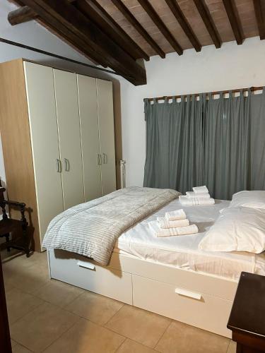 Schlafzimmer mit einem großen Bett und grünen Schränken in der Unterkunft VOLTURNO 4 in Ponsacco