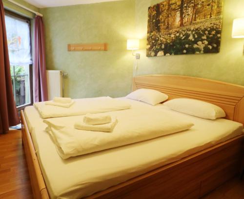 Säng eller sängar i ett rum på Fewo 5 - Residenz Schauinsland, Sauna, E-Ladestation, Todtnauberg bei Feldberg