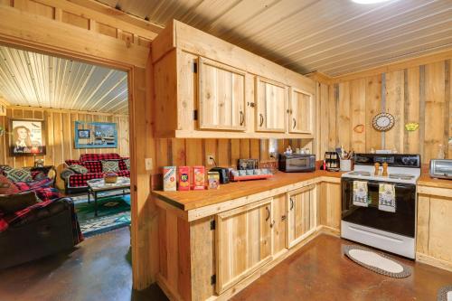 een keuken met houten kasten en een fornuis bij Cozy Hiltons Apartment with Fireplace and River Access 