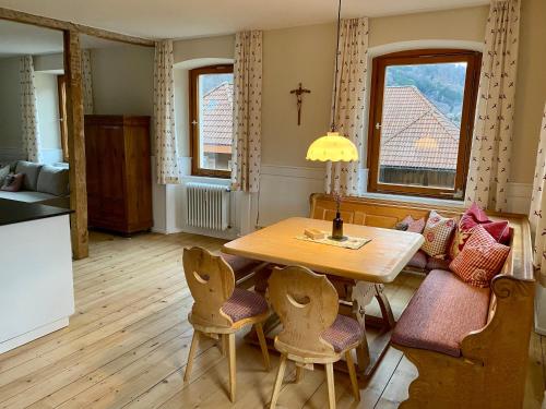 cocina y comedor con mesa y sillas en Altes Forsthaus - Fewo "Hasenhorn", mit privater Sauna, Todtnau- Feldberg, en Todtnau
