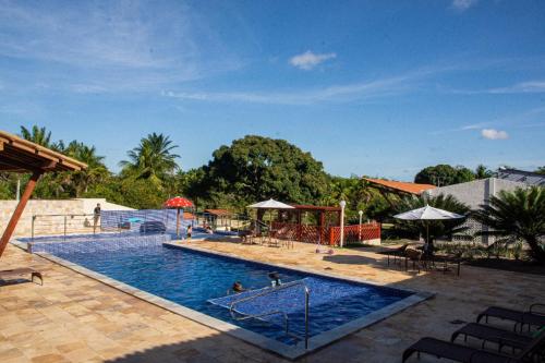 een groot zwembad met een speeltuin en mensen erin bij CAMARATUBA HOTEL FAZENDA in Mamanguape