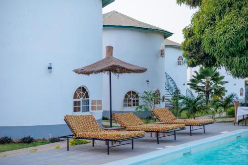 Der Swimmingpool an oder in der Nähe von Afro Garden Hotel