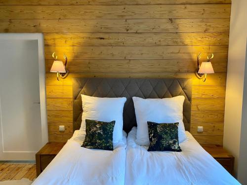 Giường trong phòng chung tại Altes Forsthaus - Fewo "Wiesental", privater "Spa" mit Sauna, Wanne und Relaxliegen, Todtnau- Feldberg