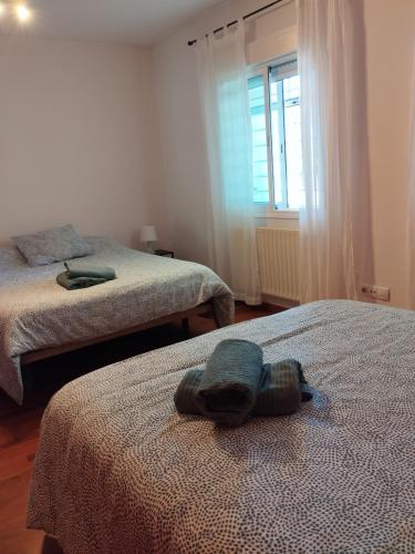a bedroom with two beds and an elephant on the bed at Chalet con JARDIN PUY DU FOU a 10 min ,NO FIESTAS!! in Toledo