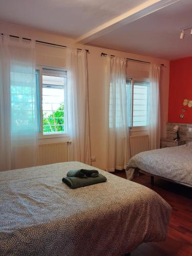 a bedroom with two beds and two windows at Chalet con JARDIN PUY DU FOU a 10 min ,NO FIESTAS!! in Toledo